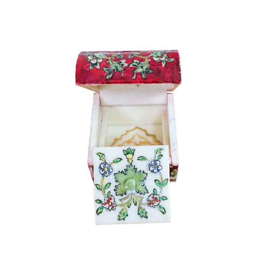 صندوق مجوهرات مصنوع يدويًا من العظم بنقشة تذهيب مستوحاة من الفن الإيراني