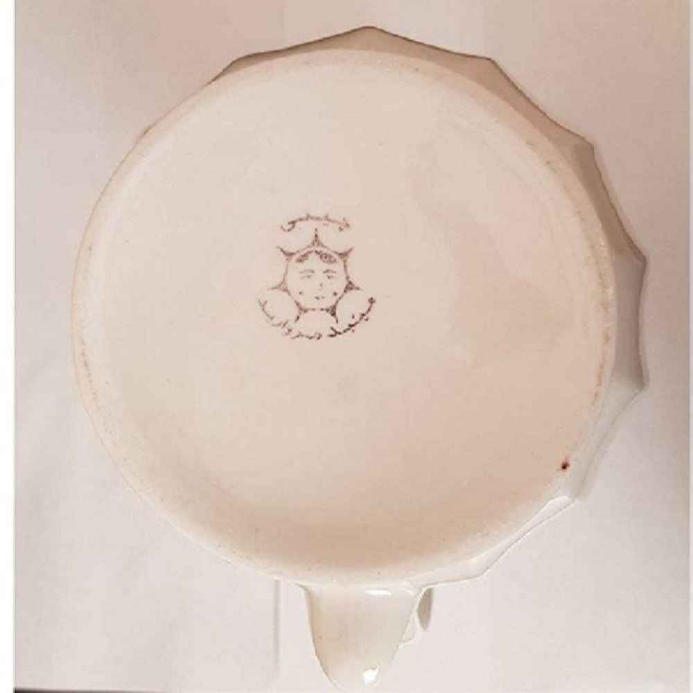 إبريق من الخزف بتصميم مربعات