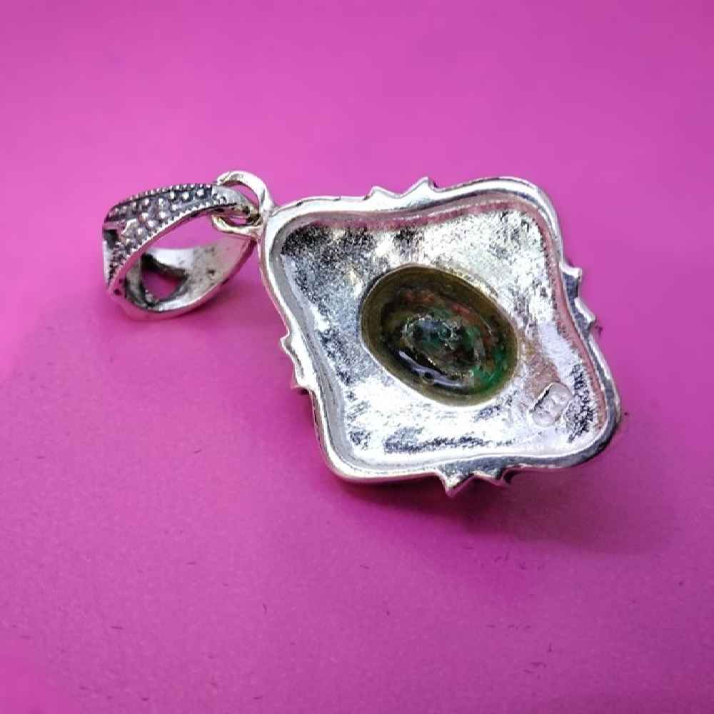 قلادة فضية إيرانية بحجر فيروز آسا