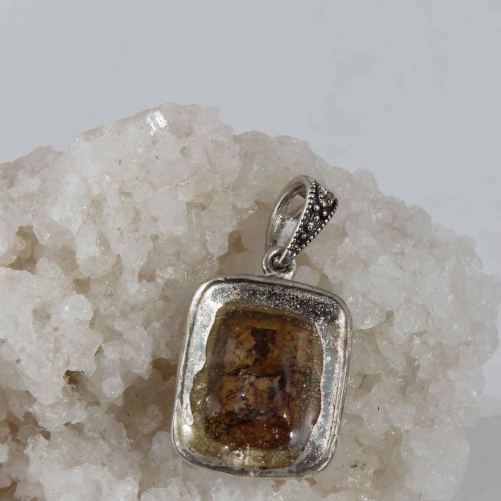 قلادة فضية إيرانية بحجر فيروز إرم