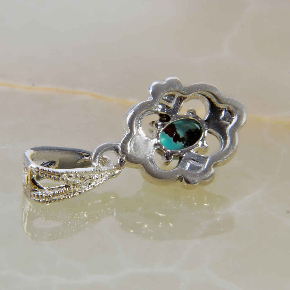 قلادة فضية إيرانية بحجر فيروز لينا