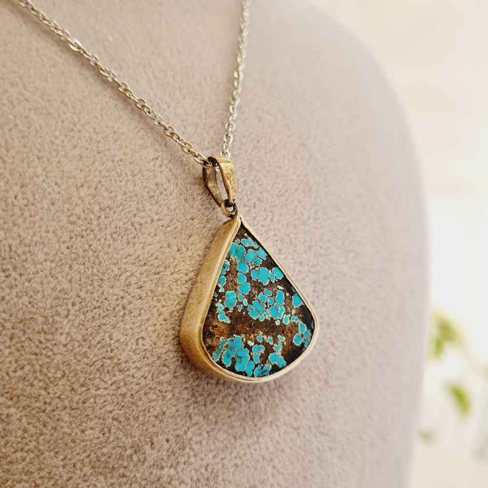 قلادة فضية إيرانية بحجر فيروز نوى