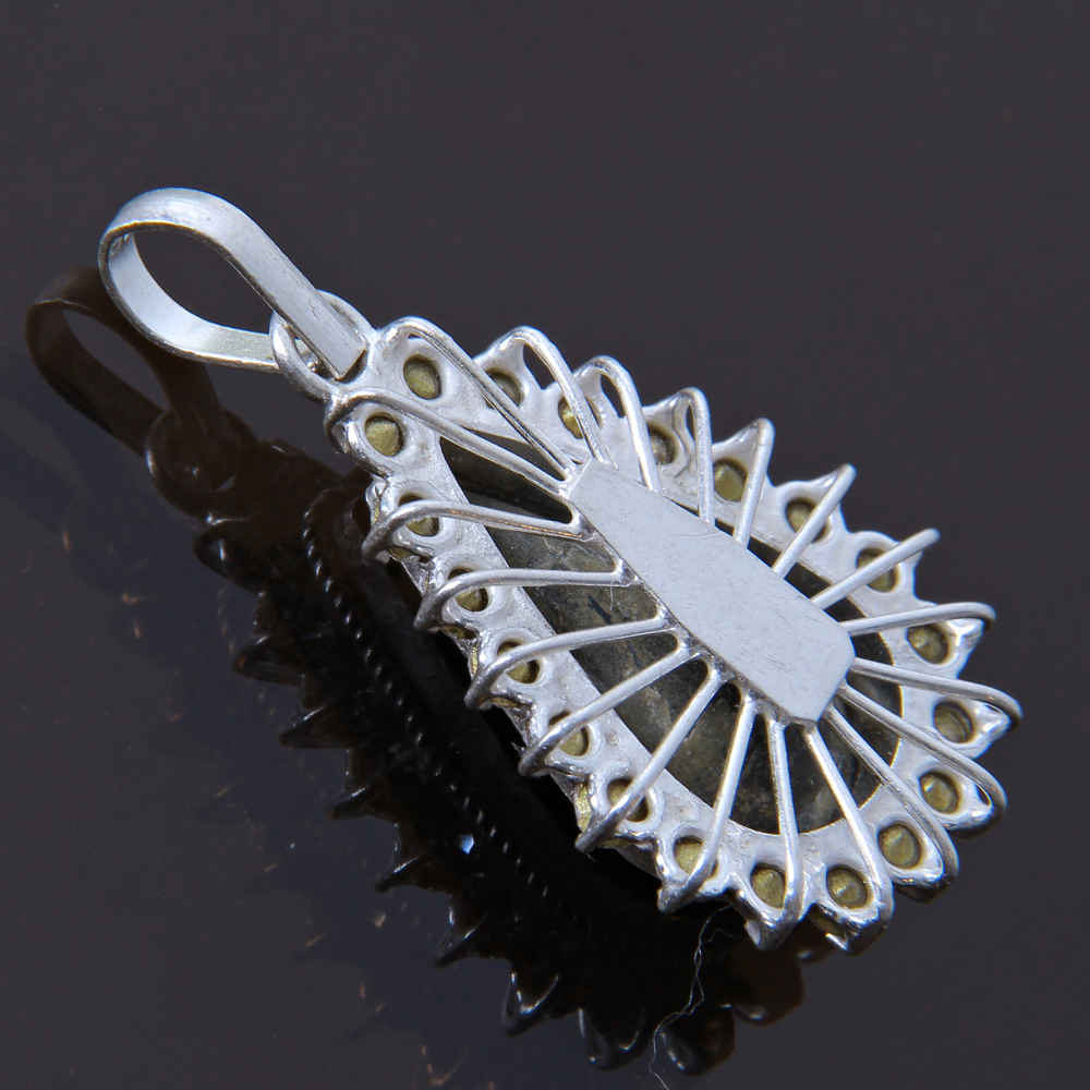 قلادة فضية إيرانية بحجر فيروز نيل