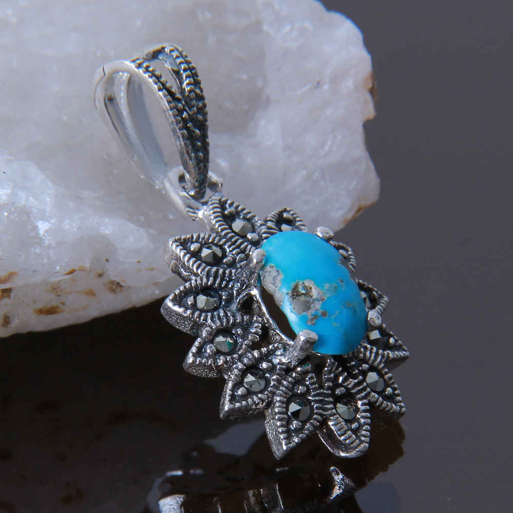 قلادة فضية إيرانية بحجر فيروز صفا