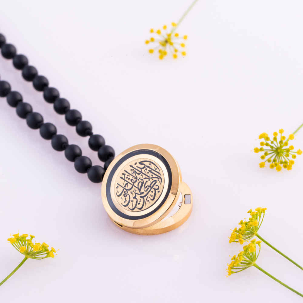 قلادة سوداء إسلامية مع تعليقة عقيق