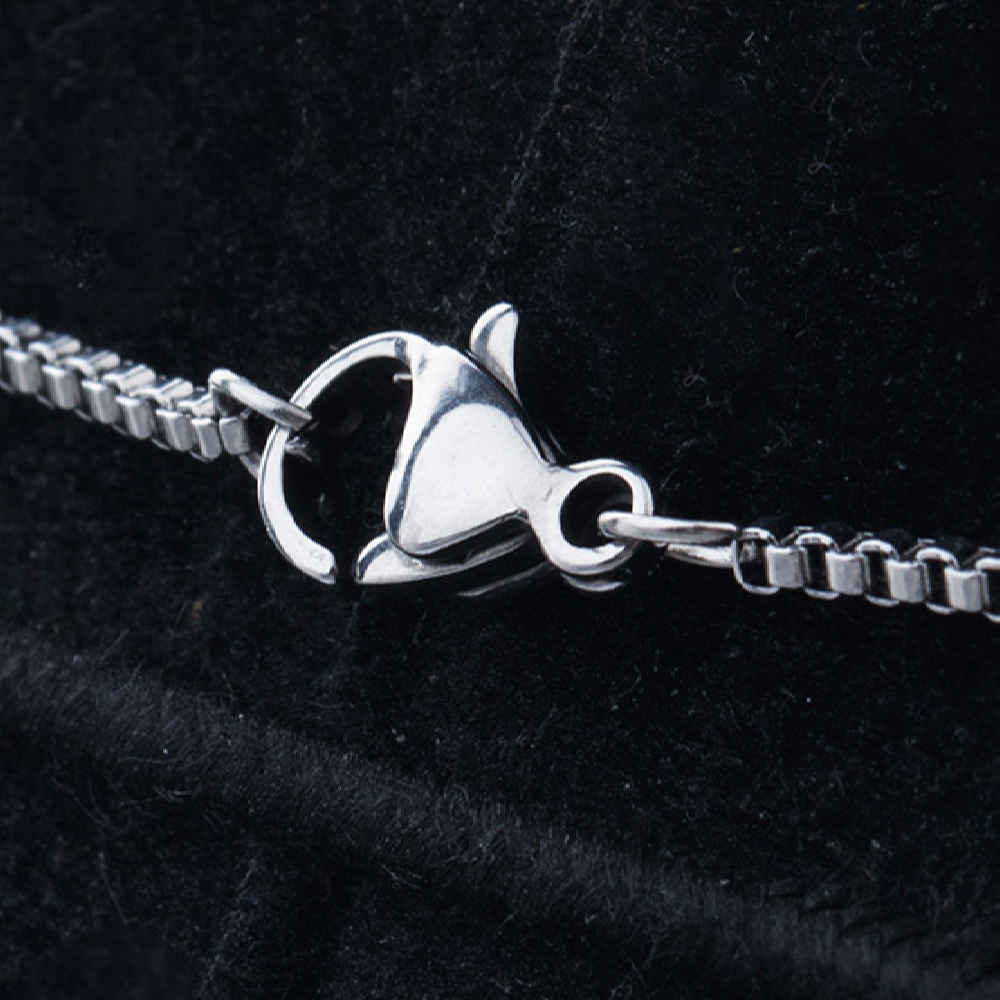 قلادة فولاذية إيرانية بسيطة للنساء بتصميم “مورغيه أمين”