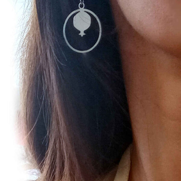 أقراط فولاذية إيرانية بنموذج رمان