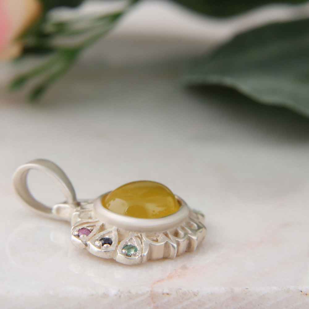 قلادة فضية إيرانية بتصميم كلاسيكي بحجر عقيق بحر