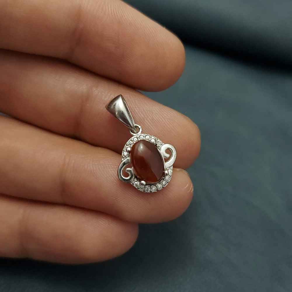 قلادة فضية إيرانية بتصميم كلاسيكي بحجر عقيق يمني زينة