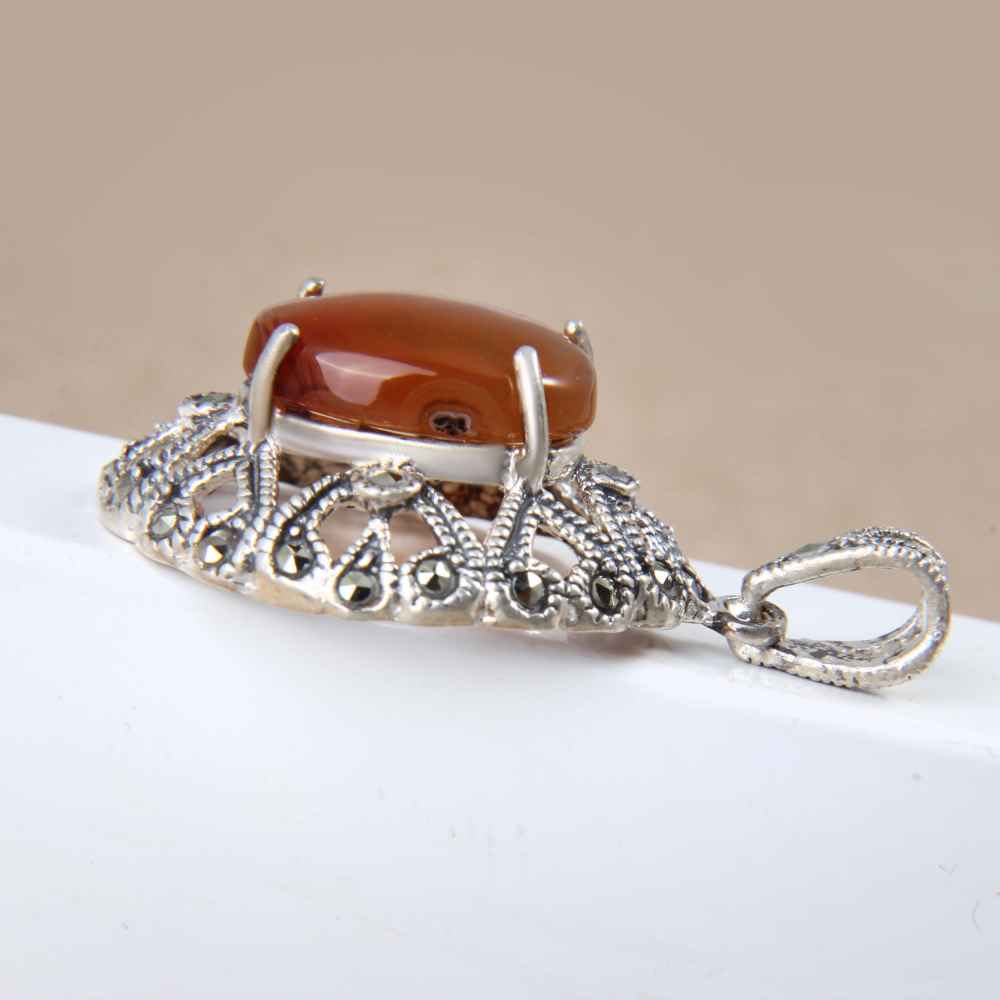 قلادة فضية إيرانية بتصميم كلاسيكي بحجر عقيق يمني على شكل قلب