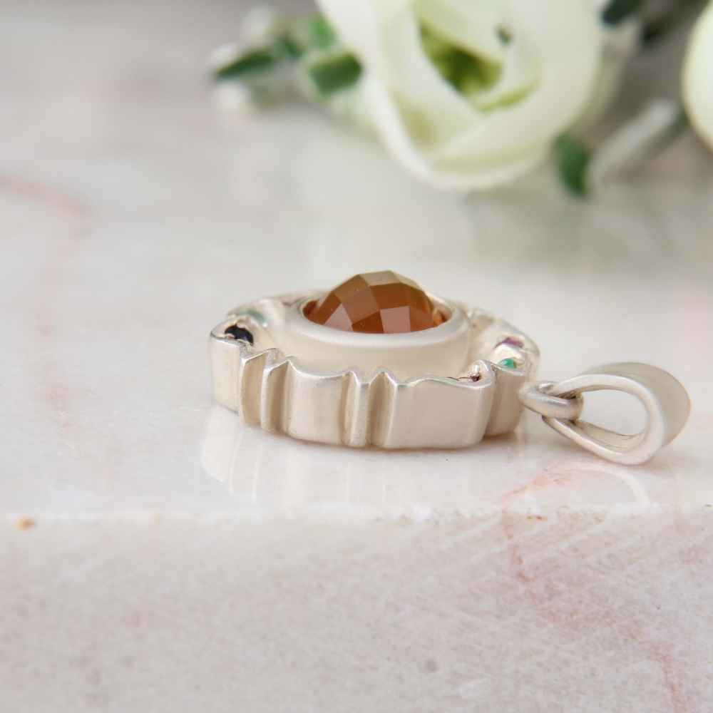 قلادة فضية إيرانية بتصميم كلاسيكي بحجر عقيق يمني سارين