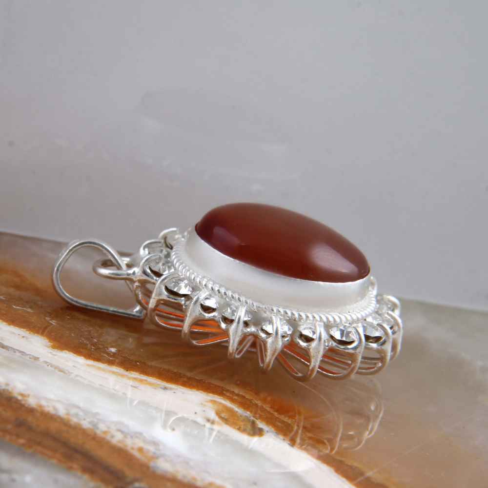 قلادة فضية إيرانية بتصميم كلاسيكي بحجر عقيق يمني سيما