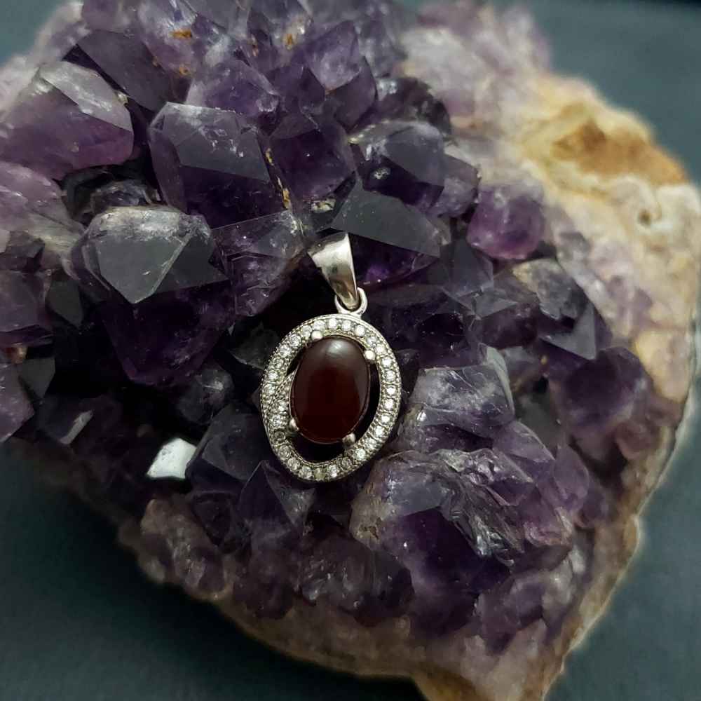 قلادة فضية إيرانية بتصميم كلاسيكي بحجر عقيق يمني أحمر (سُرخ)