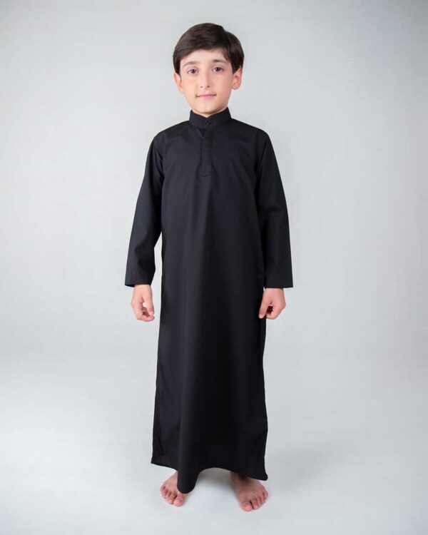 ثوب دشداشة أسود للأطفال – ملابس ذات طابع عربي تقليدي
