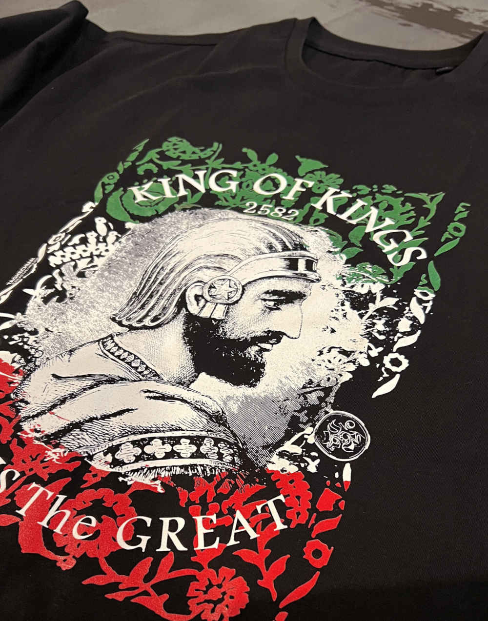 تي شيرت إيراني موديل كورش الكبير – تي شيرت بفخر التراث الإيراني