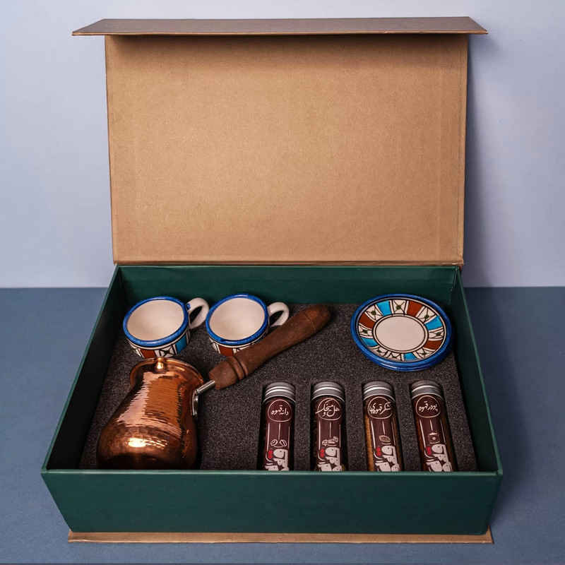 مجموعة من أكواب قهوة إيرانية من النحاس بأسلوب الديميتاس/الاسبريسو مع إبريق فخرآرا