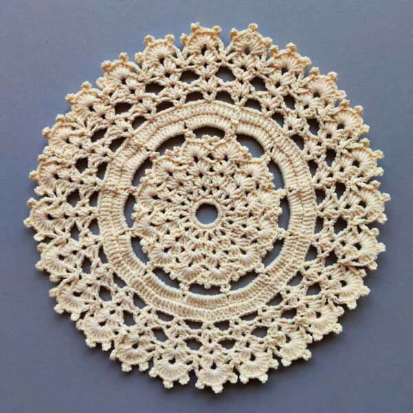 مفرش طاولة كروشيه يدوي النموذج كريم