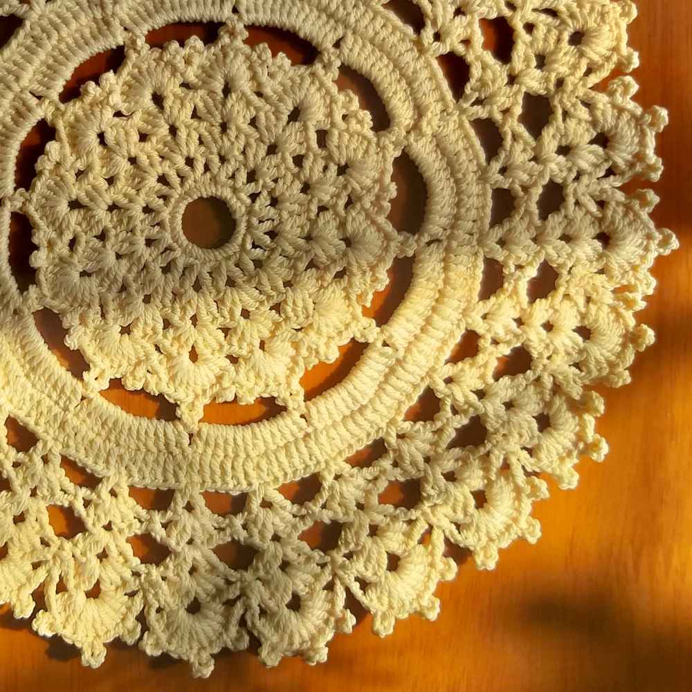 مفرش طاولة كروشيه يدوي النموذج كريم