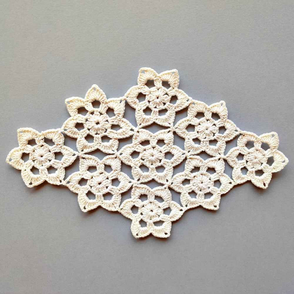 مفرش طاولة كروشيه يدوي النموذج مينو