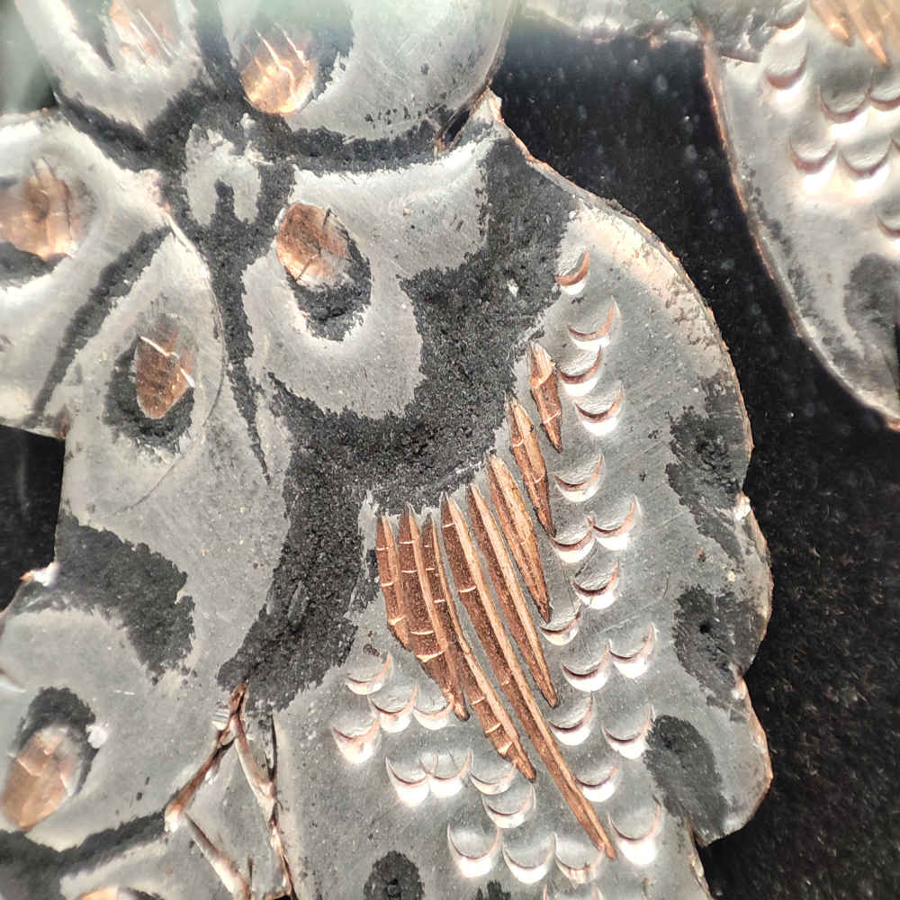 صينية نحاسية زخرفية محفورة يدويًا بنقش البايسلي الإيراني التقليدي