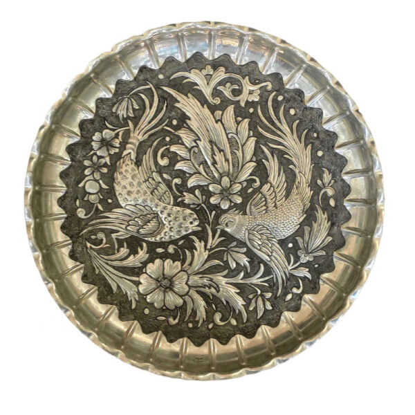 صينية نحاسية زخرفية محفورة يدويًا ببرواز إيراني تقليدي