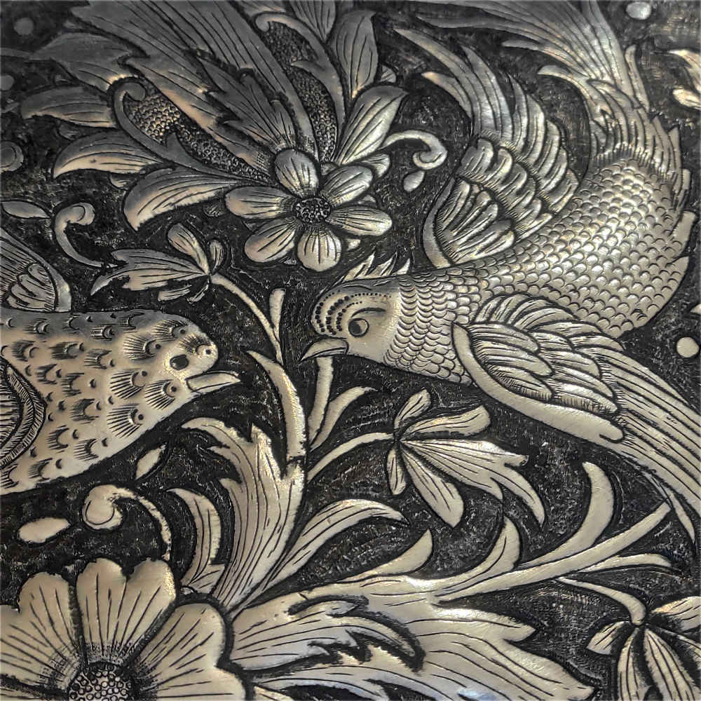 صينية نحاسية زخرفية محفورة يدويًا ببرواز إيراني تقليدي