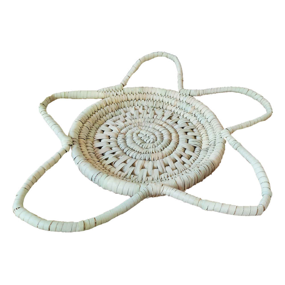 سلة من أوراق نخيل محبوكة نموذج نجم