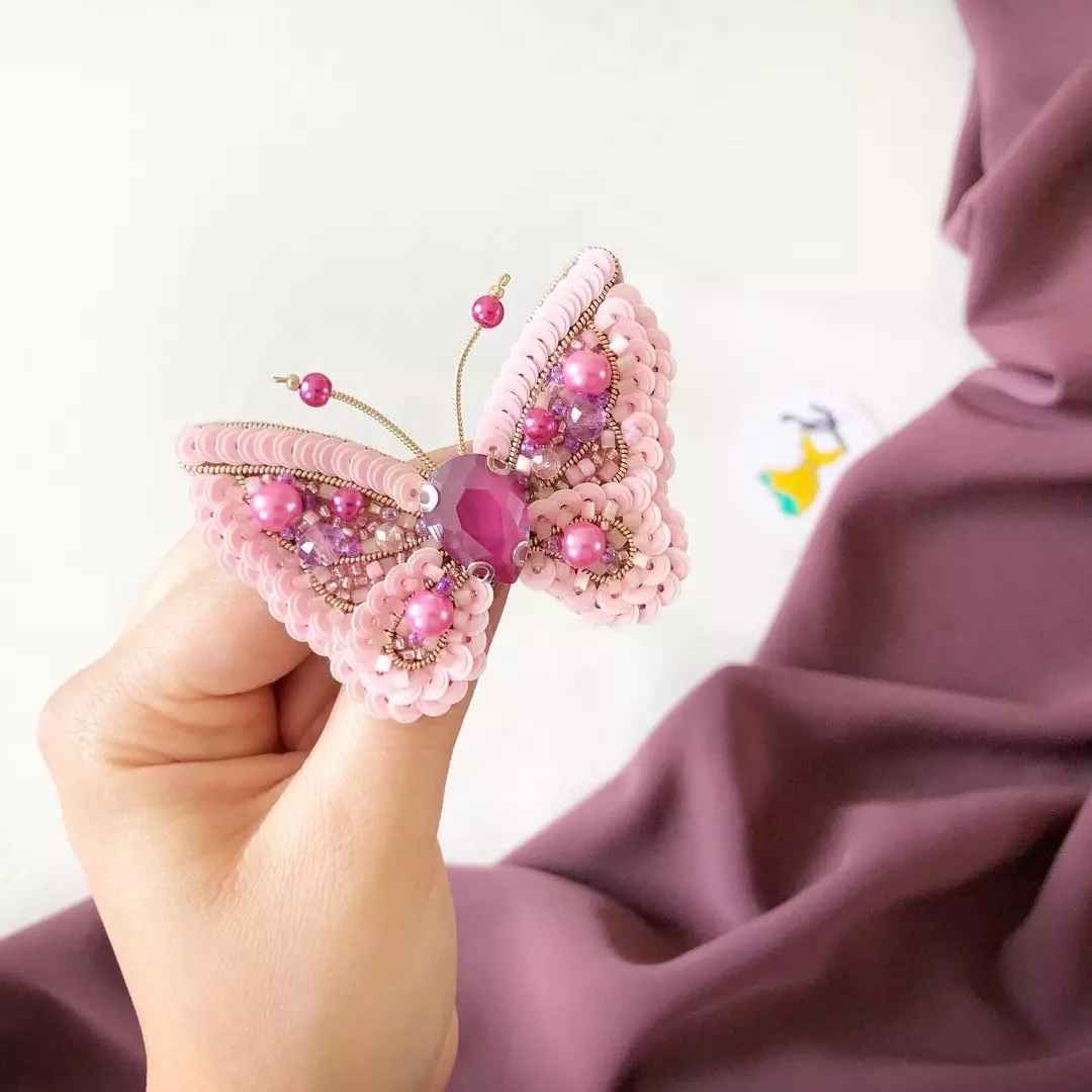 دبوس مزخرف بالخرز النسائي اليدوي – تصميم فراشة وردية