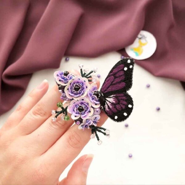 دبوس مزخرف بالخرز النسائي اليدوي – تصميم البنفسج