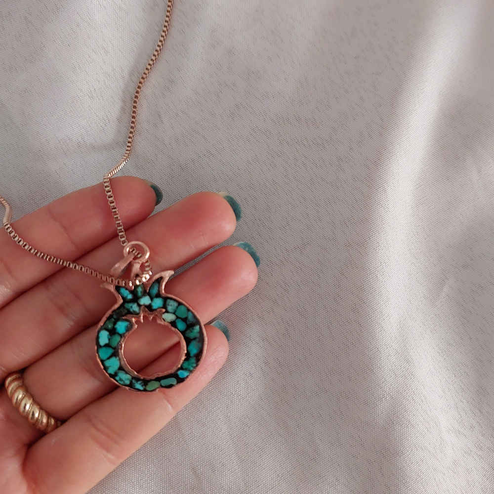 قلادة نحاسية للنساء بأسلوب فني – رمان