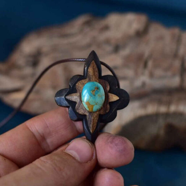 قلادة خشبية منحوتة مع حجر توركواز - يدوية الصنع وفنية