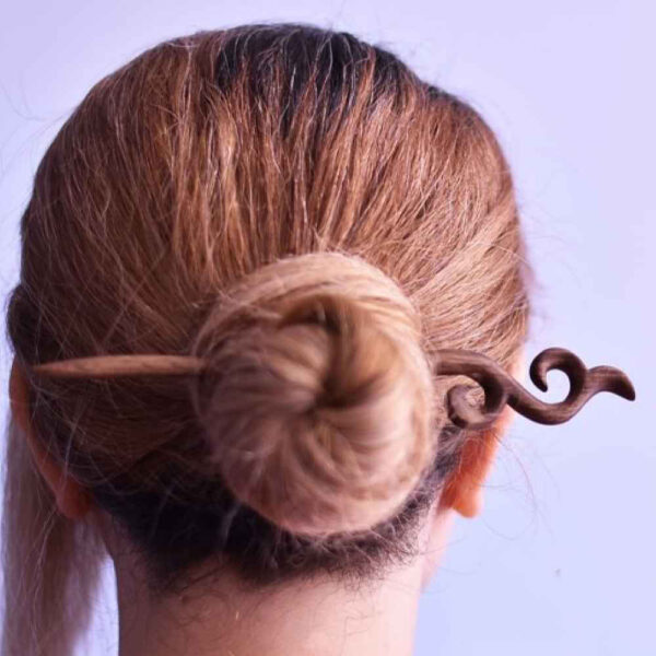 عصا شعر خشبية مصنوعة يدويًا بتصميم ملتوي حجم كبير ألما