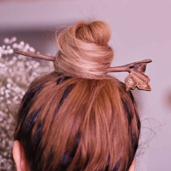 عصا شعر خشبية مصنوعة يدويًا بتصميم ورقة حجم كبير