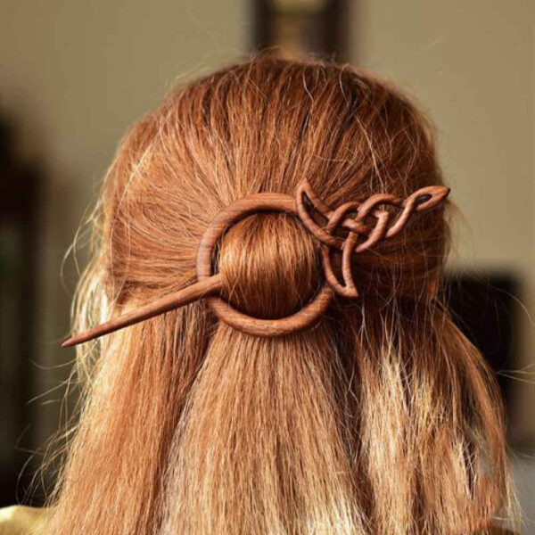 عصا شعر خشبية مصنوعة يدويًا بتصميم كلتيك حجم كبير