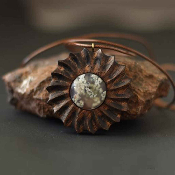 قلادة خشبية منحوتة مع حجر عقيق - يدوية الصنع وفنية - بلوسوم