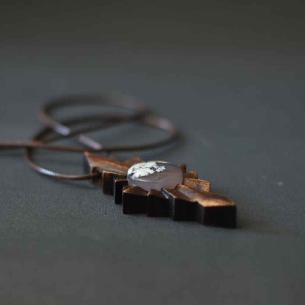 قلادة خشبية منحوتة مع حجر عقيق – يدوية الصنع وفنية – چاکمه