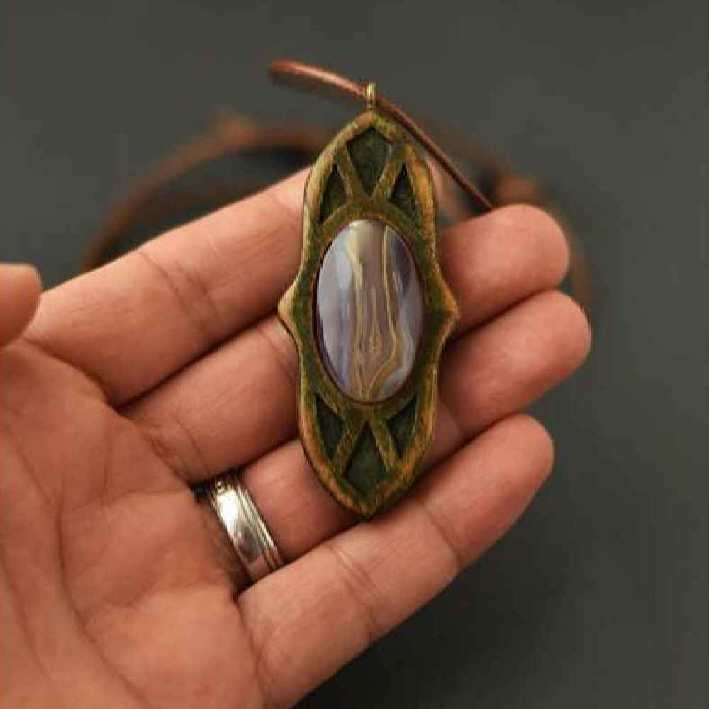 قلادة خشبية منحوتة مع حجر عقيق – يدوية الصنع وفنية – إسلامي