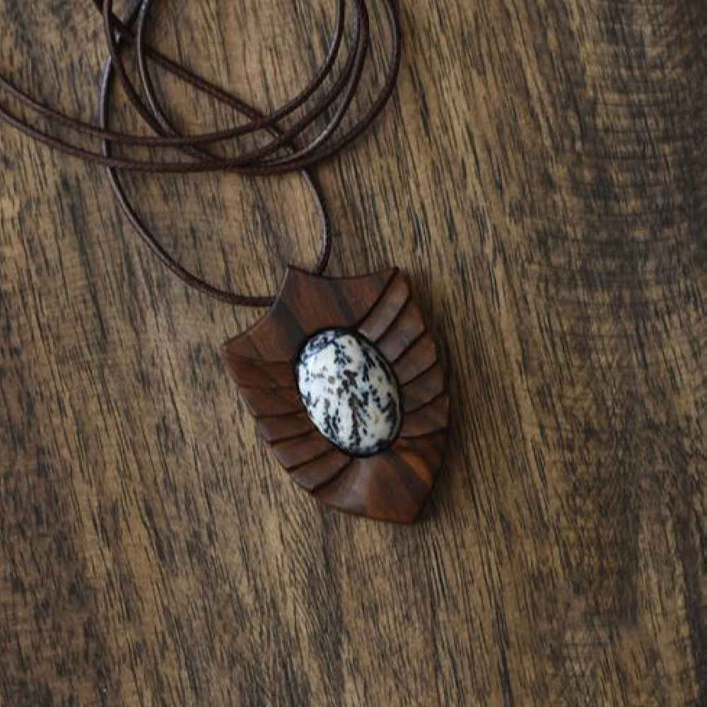 قلادة خشبية منحوتة مع حجر عقيق – يدوية الصنع وفنية – تورنج