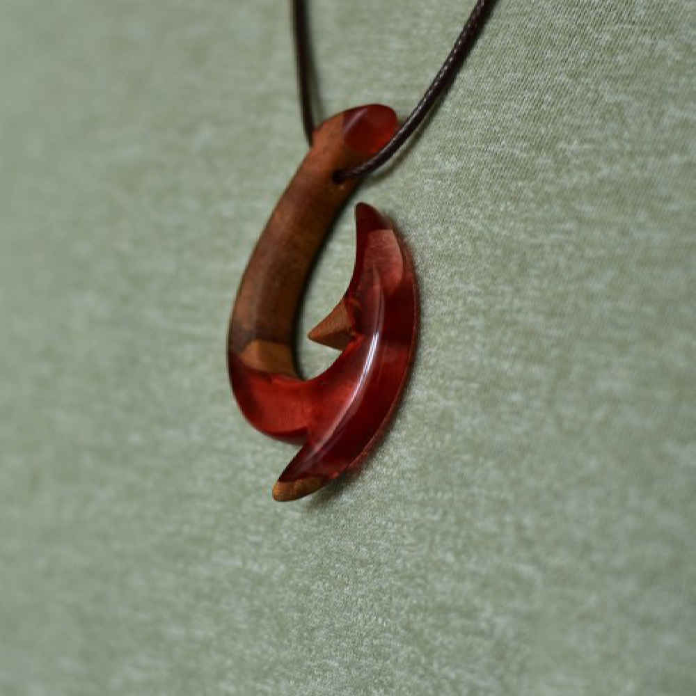 قلادة خشبية منحوتة مع راتنج – يدوية الصنع وفنية – قلاب
