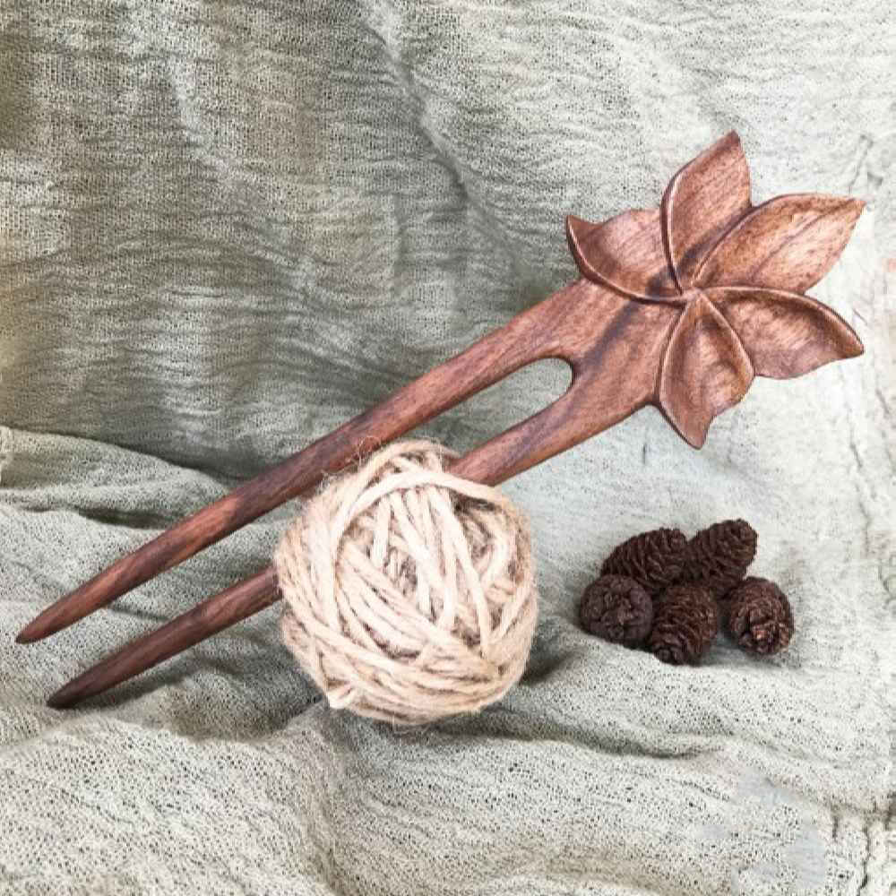 شوكة شعر خشبية مصنوعة يدويًا من مادة متينة بتصميم زهرة اللوتس بحجم كبير