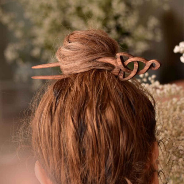 شوكة شعر خشبية مصنوعة يدويًا من مادة متينة بتصميم كلتيك بحجم كبير