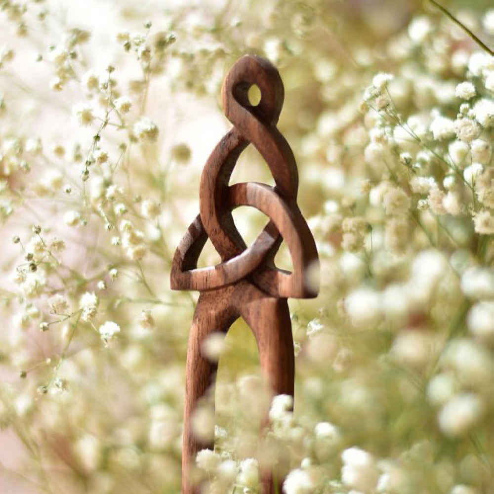 شوكة شعر خشبية مصنوعة يدويًا من مادة متينة بتصميم كلتيك بحجم كبير