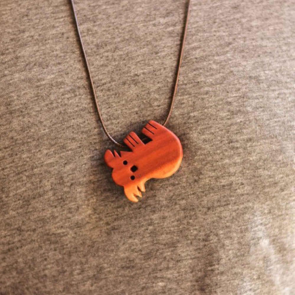 قلادة خشبية منحوتة يدوية الصنع – كوالا