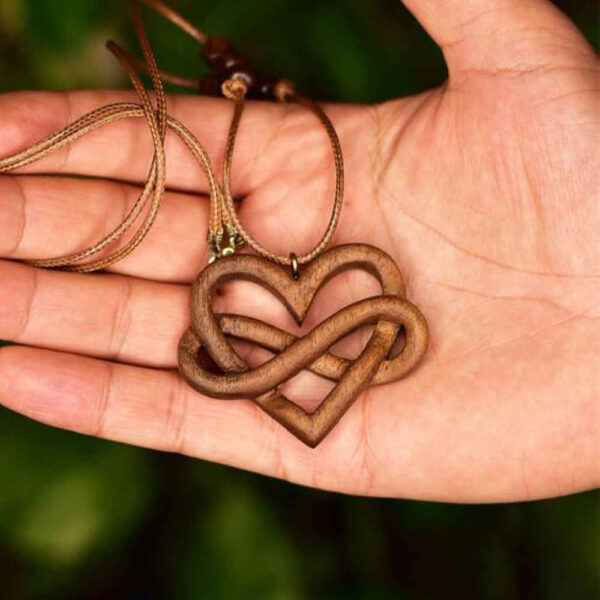 قلادة خشبية يدوية الصنع بأسلوب فني - قلب