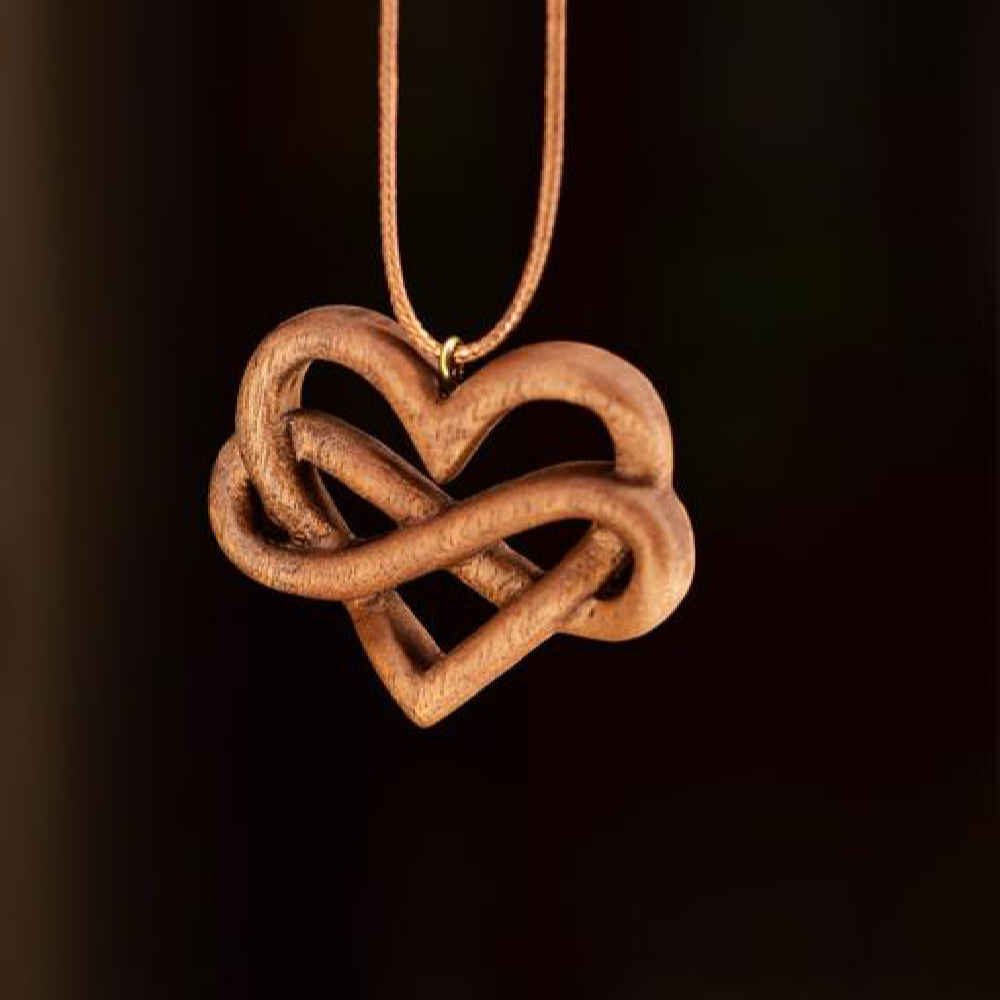 قلادة خشبية يدوية الصنع بأسلوب فني – قلب