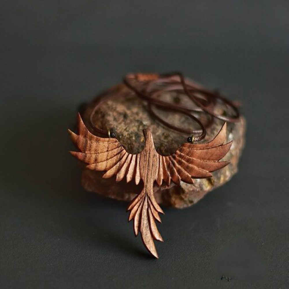 قلادة خشبية يدوية الصنع بأسلوب فني – طائر الفينيق