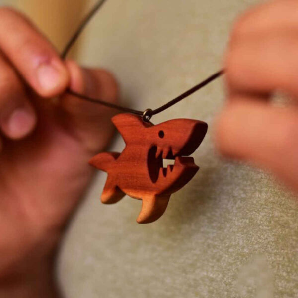 قلادة خشبية منحوتة يدوية الصنع - قرش