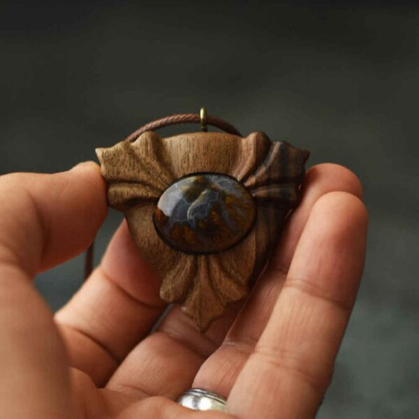 قلادة خشبية يدوية الصنع بأسلوب فني - أوركيد