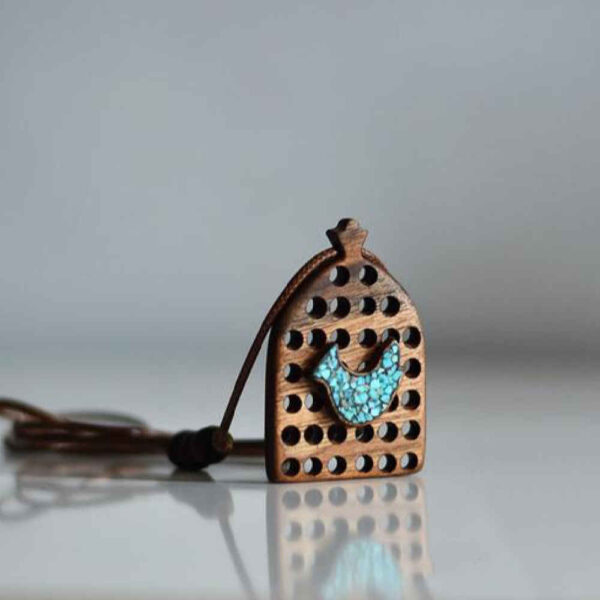 قلادة خشبية منحوتة مع حجر توركواز - يدوية الصنع وفنية - طائر أمين
