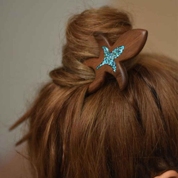 شوكة شعر خشبية مصنوعة يدويًا من مادة متينة بتصميم زهرة اللوتس بحجم كبير